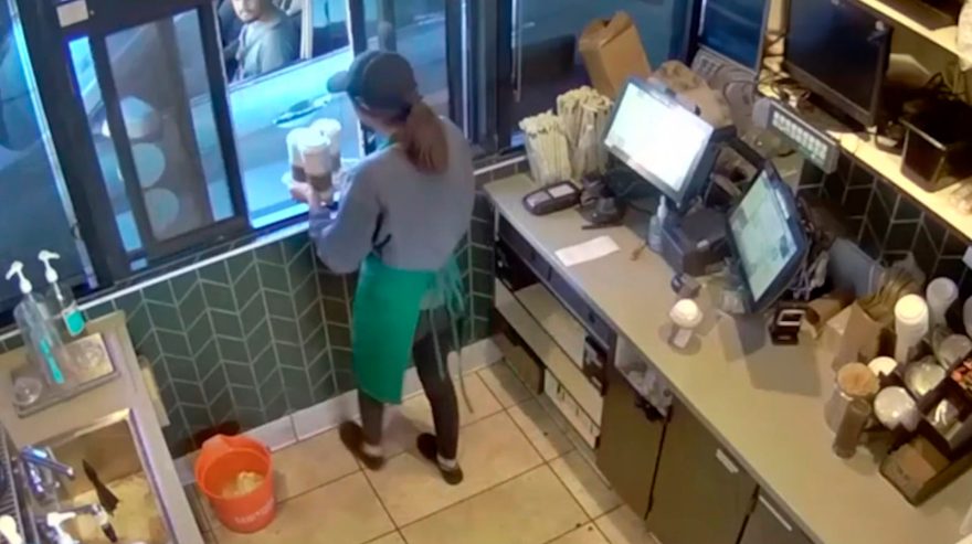 Homem tem pênis desfigurado por chá em Drive-thru do Starbucks e ganha R$ 285 milhões em processo