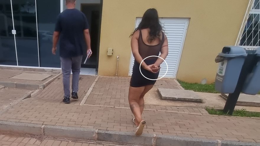 Foragida da justiça pelo crime de tráfico mostra o dedinho após ser presa pelo GDE, em Cascavel