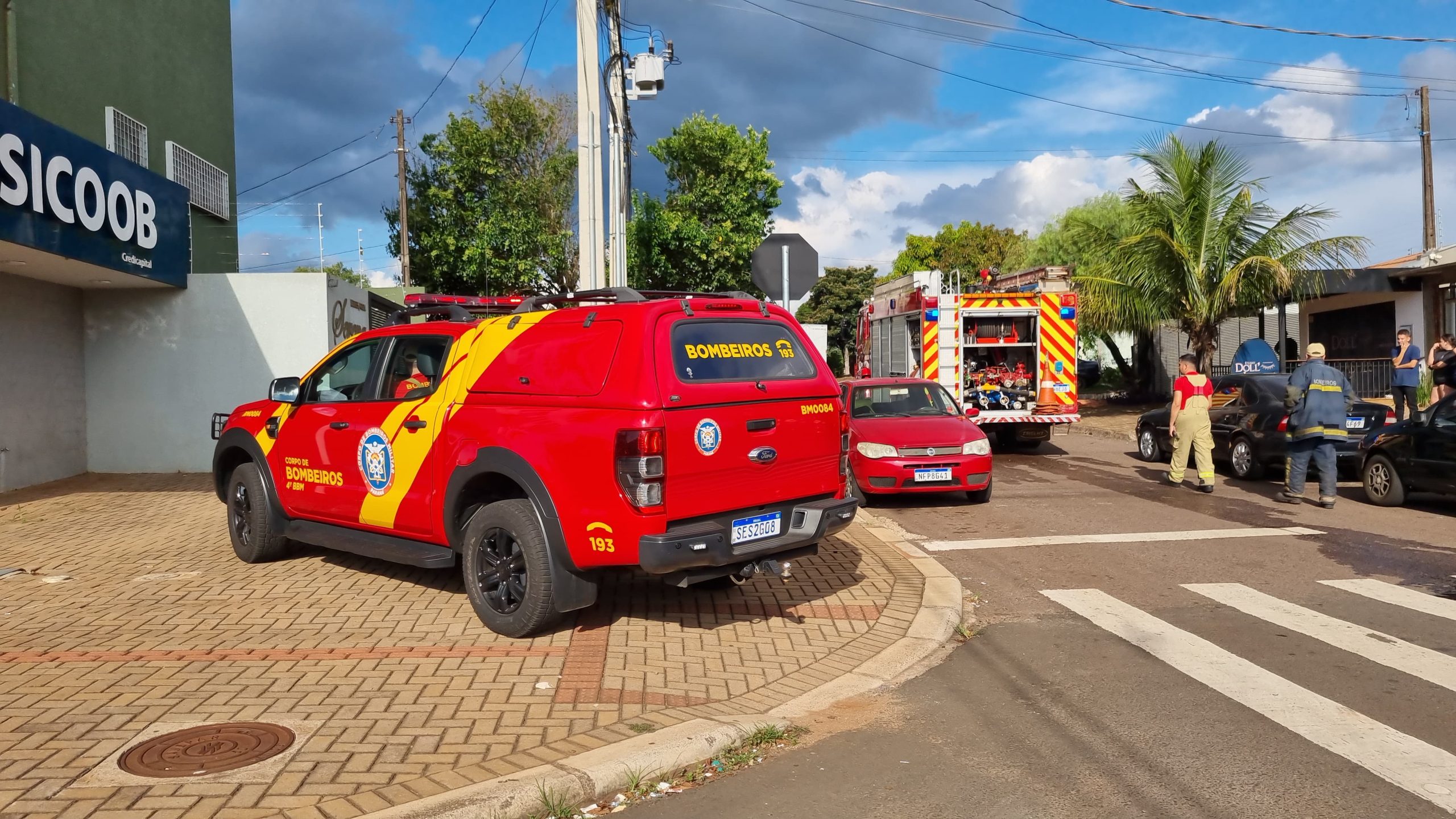 Vela acesa em apartamento causa princípio de incêndio no Floresta