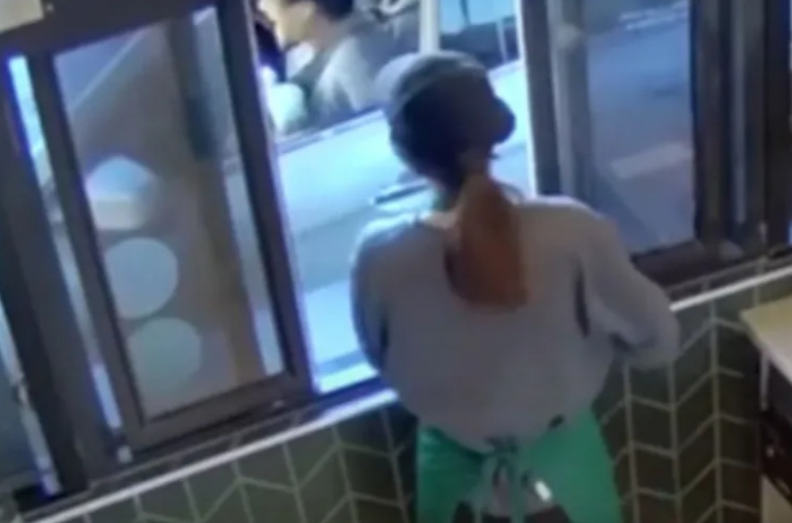 Homem com pênis desfigurado por chá quente ganha US$ 50 milhões em processo contra maior rede de cafeteria do mundo Homem com pênis desfigurado por chá quente ganha US$ 50 milhões em processo contra maior rede de cafeteria do mundo