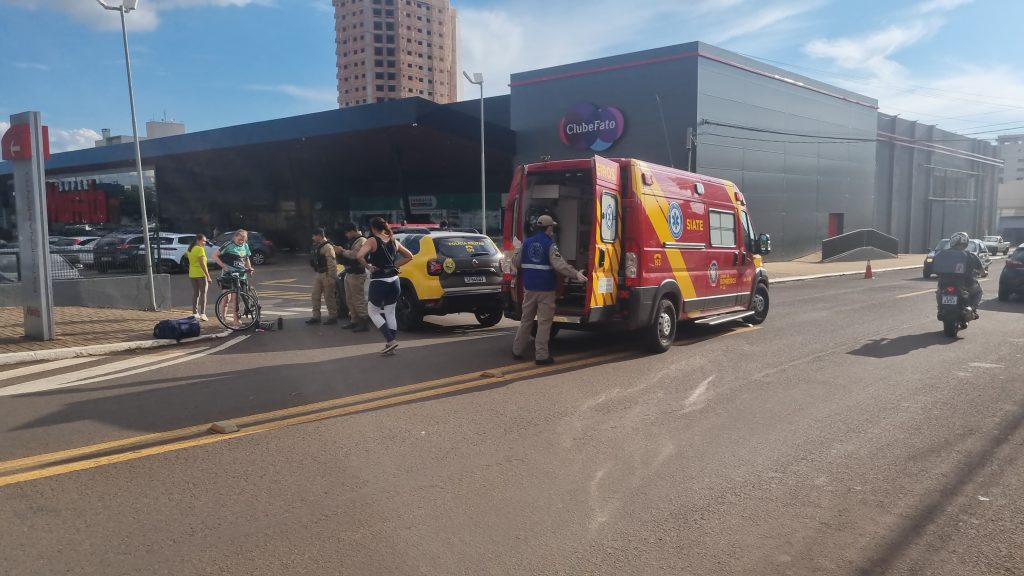Ciclista é atingido por carro na Rua J.K. em Cascavel Ciclista é atingido por carro na Rua J.K. em Cascavel