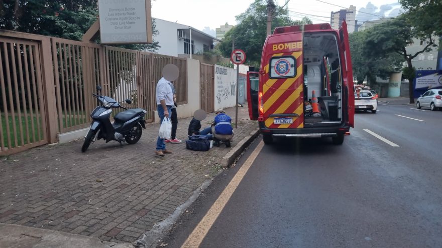 Mulher fica ferida em acidente entre carro e moto na Rua Recife, no Centro