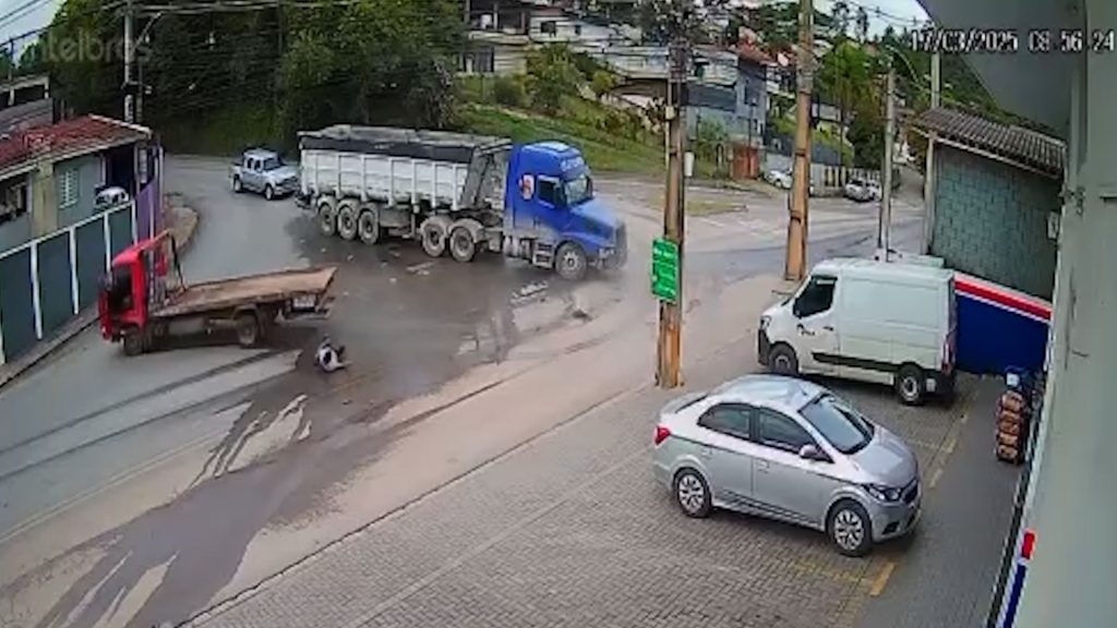 Colisão impressionante! Vídeo mostra motorista sendo ejetado após pancada entre caminhões Colisão impressionante! Vídeo mostra motorista sendo ejetado após pancada entre caminhões