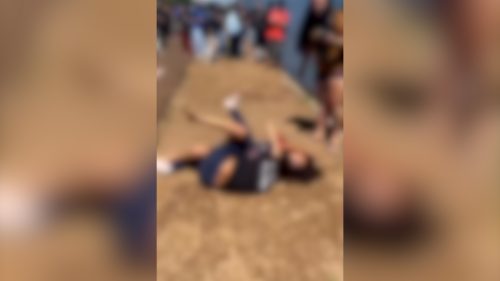 Imagem referente a Vídeo: Adolescentes brigam em frente ao colégio do Bairro Floresta