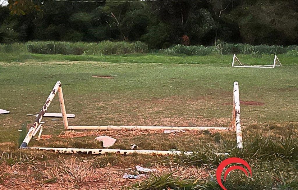 Trave de gol tomba e fere criança em campo de futebol em Foz do Iguaçu