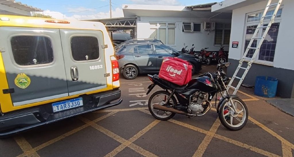 Motociclista é preso por entregar drogas usando bolsa do iFood