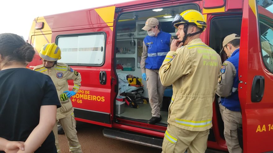 Jovem fica ferida após colisão entre carro e moto às margens da BR-277