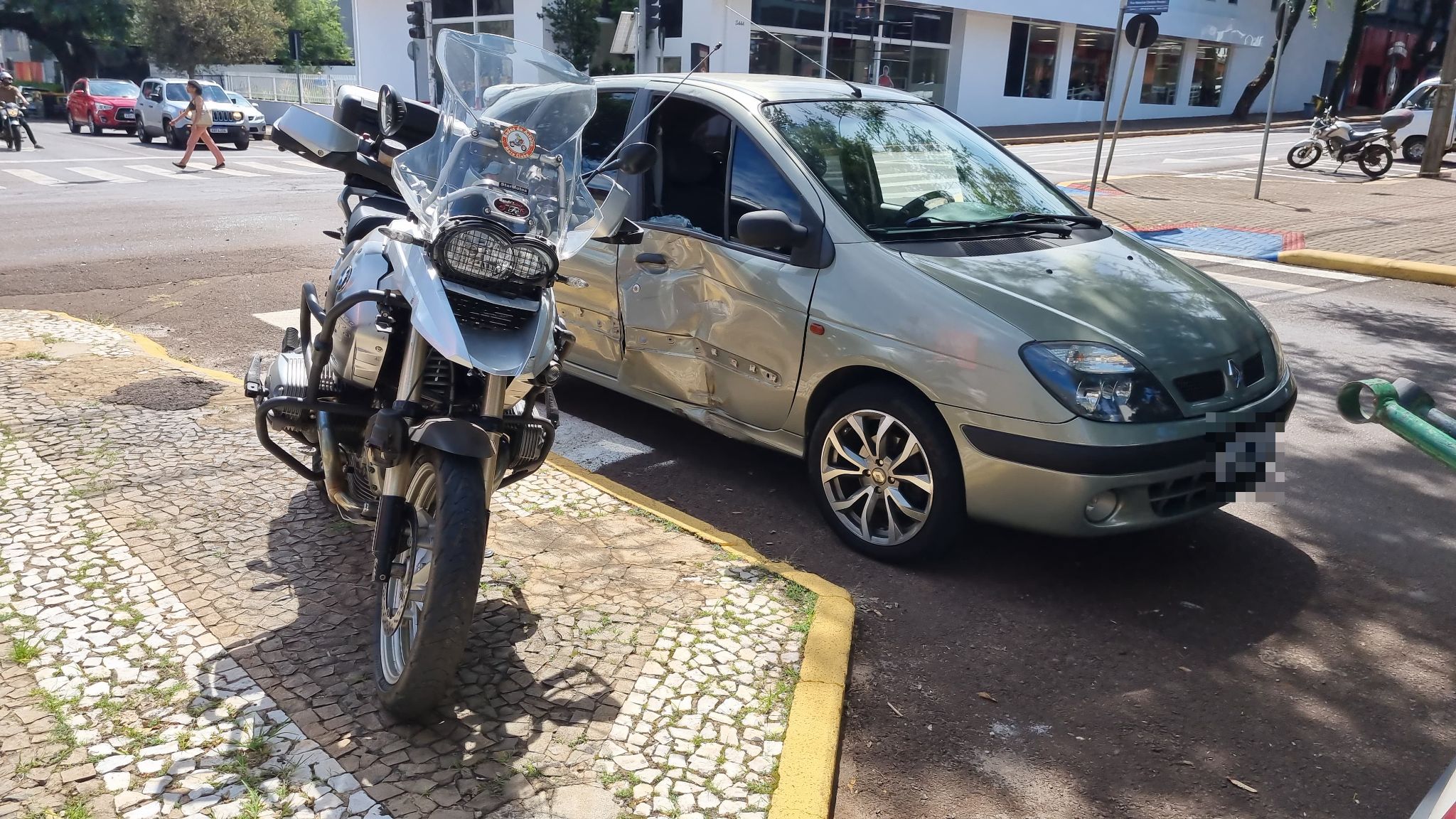 Acidente entre Scénic e moto BMW mobiliza Siate no Centro Acidente entre Scénic e moto BMW mobiliza Siate no Centro