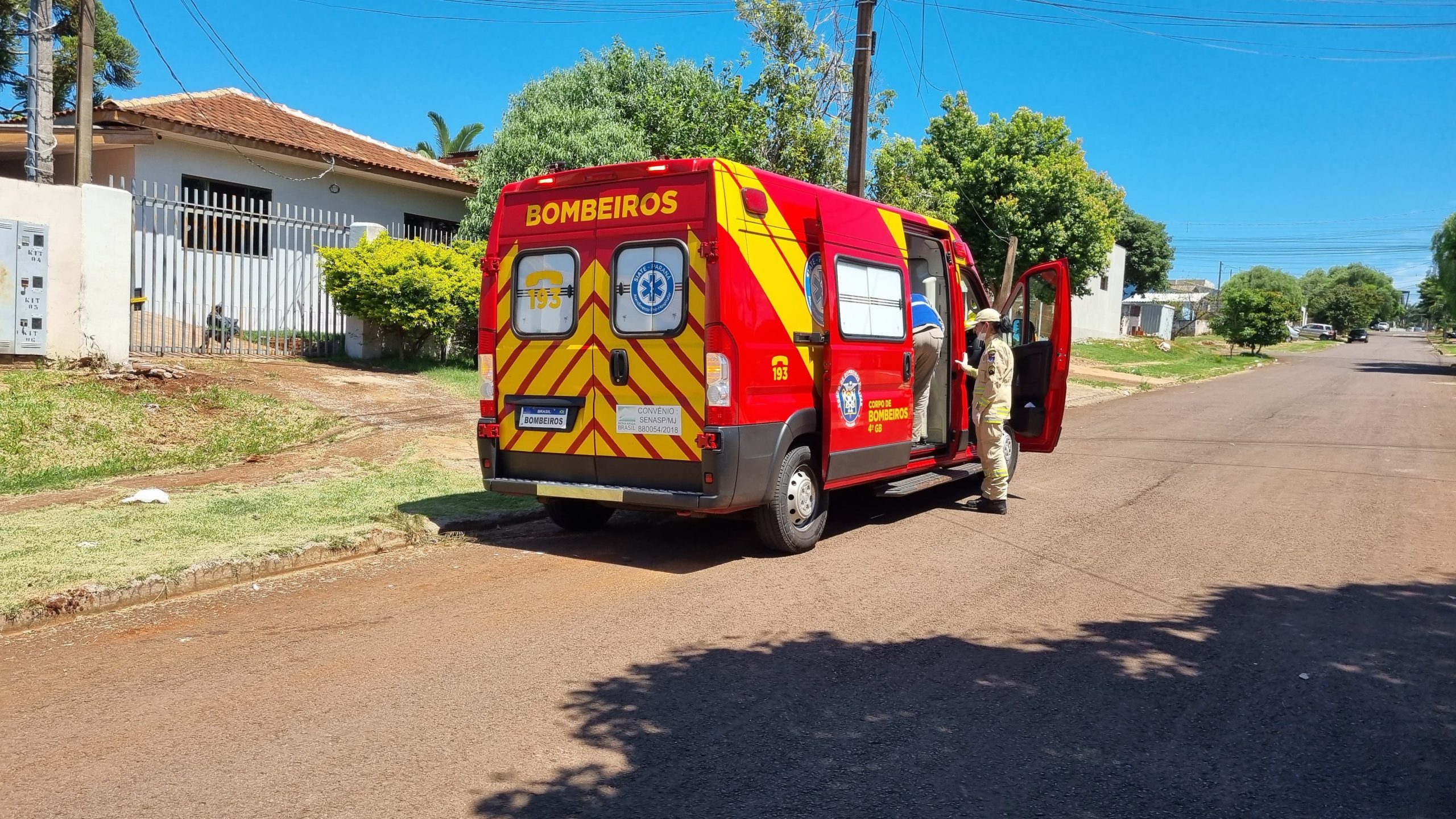 Homem de 52 anos fica ferido ao cortar árvore no Bairro Santa Cruz Homem de 52 anos fica ferido ao cortar árvore no Bairro Santa Cruz