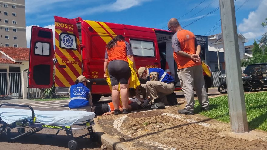 Motociclista é arremessado após ser atingido por carro no bairro Country