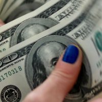 Imagem referente a Dólar fecha a R$ 5,67 e atinge menor valor em cinco meses