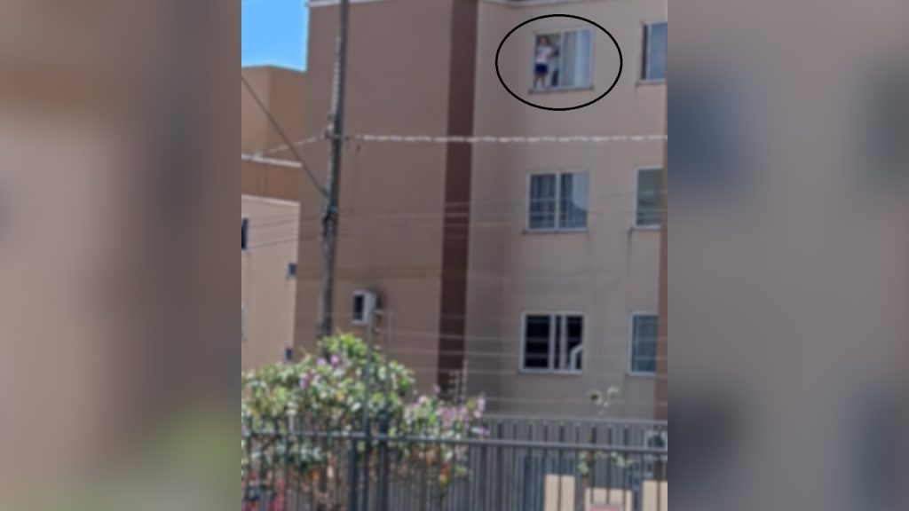 Flagra: Criança se pendura em tela de janela de 3º andar de prédio em Cascavel Flagra: Criança se pendura em tela de janela de 3º andar de prédio em Cascavel