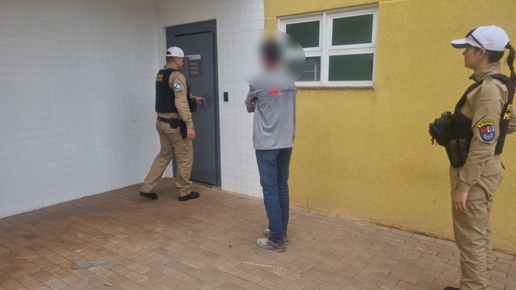 Rapaz cai de moto ao lado da viatura da PM; sem CNH, documentos atrasados e recusa teste de embriaguez Rapaz cai de moto ao lado da viatura da PM; sem CNH, documentos atrasados e recusa teste de embriaguez