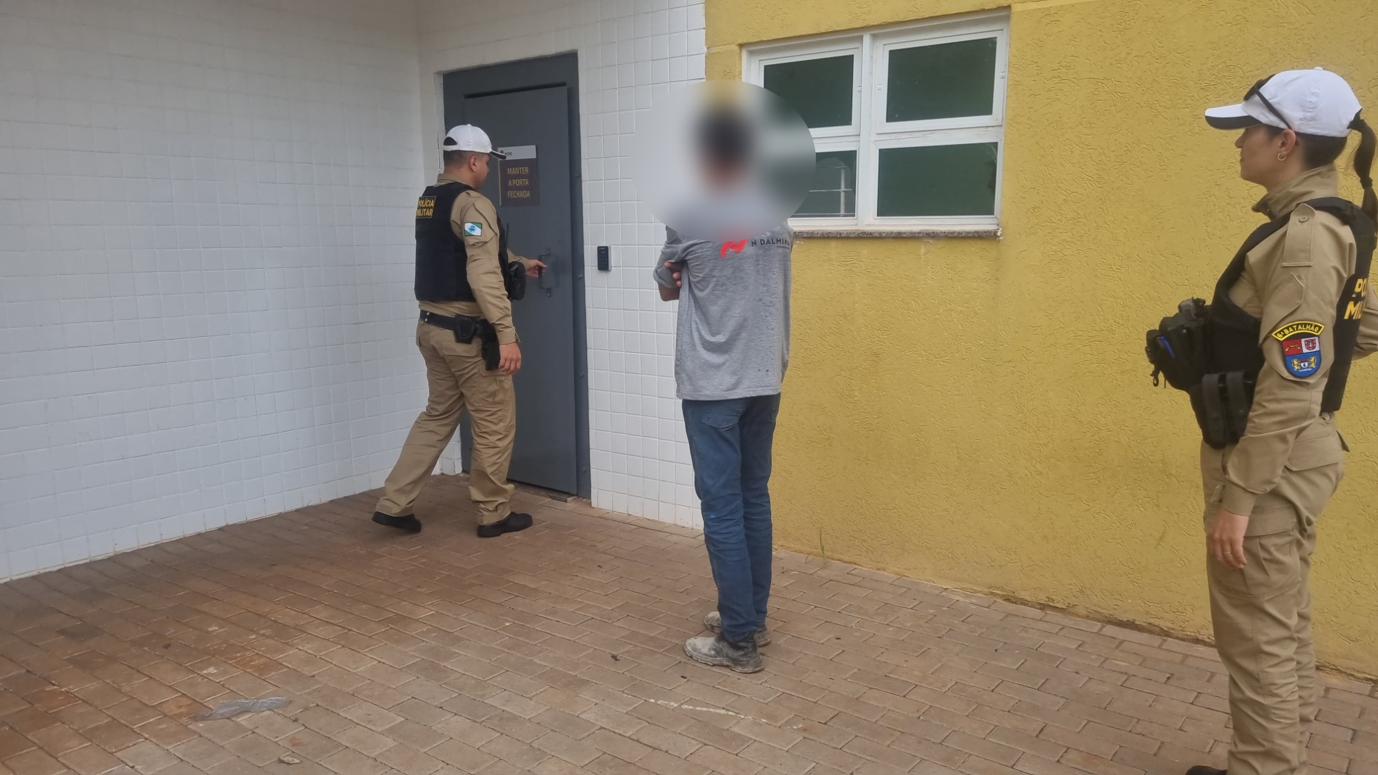 Rapaz cai de moto ao lado da viatura da PM; sem CNH, documentos atrasados e recusa teste de embriaguez