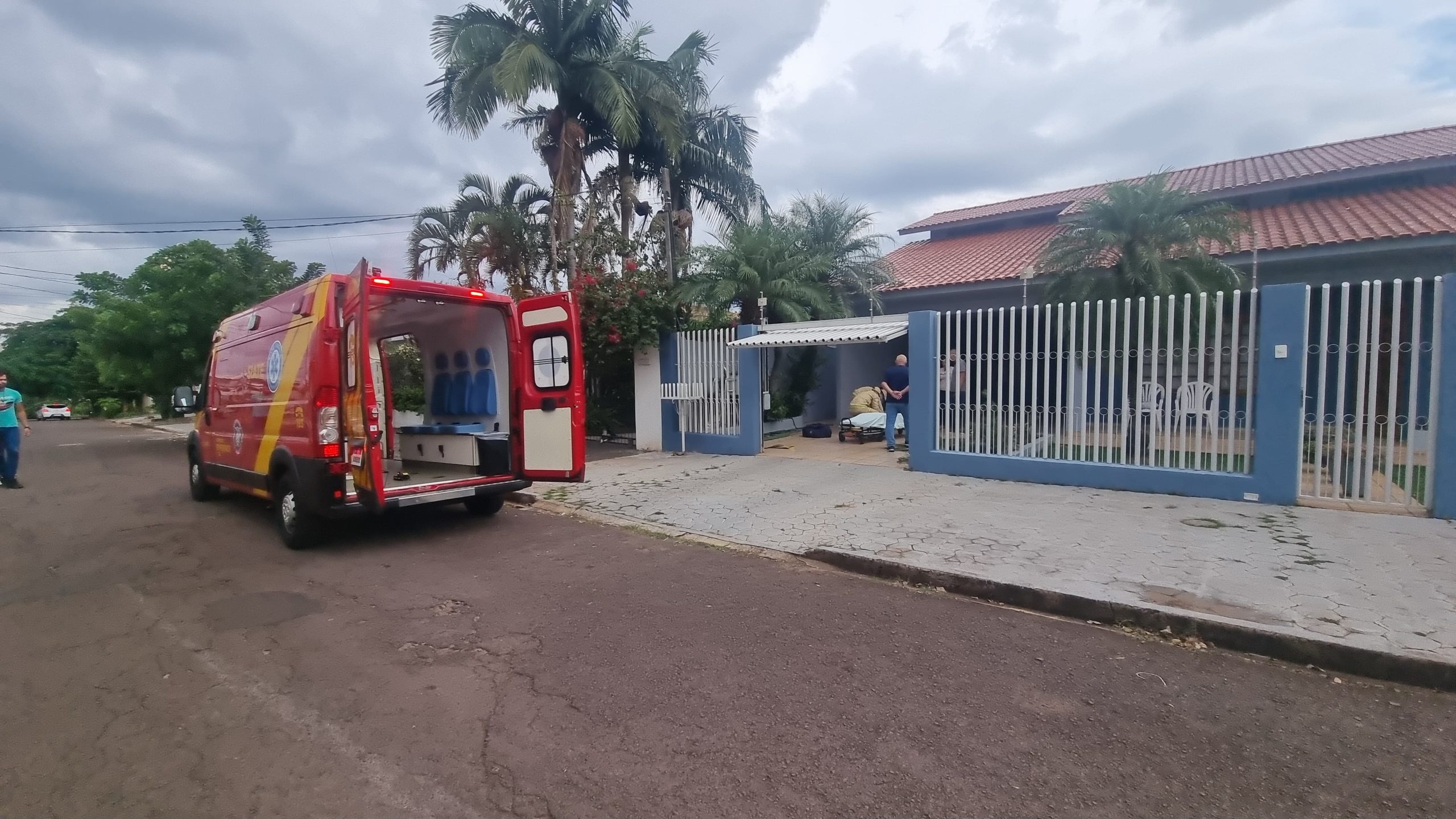 Manutenção no jardim de residência termina com pessoa ferida no Maria Luiza