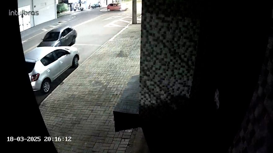 Após atingir carro estacionado, motorista de automóvel foge do local no Bairro Interlagos