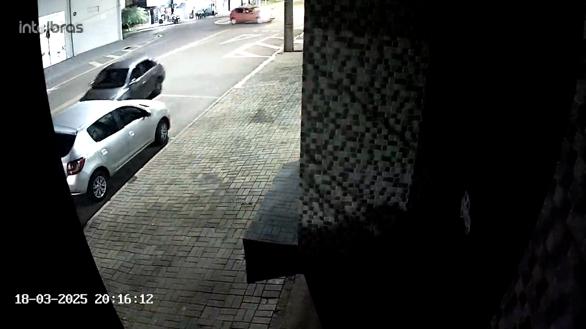 Após atingir carro estacionado, motorista de automóvel foge do local no Bairro Interlagos