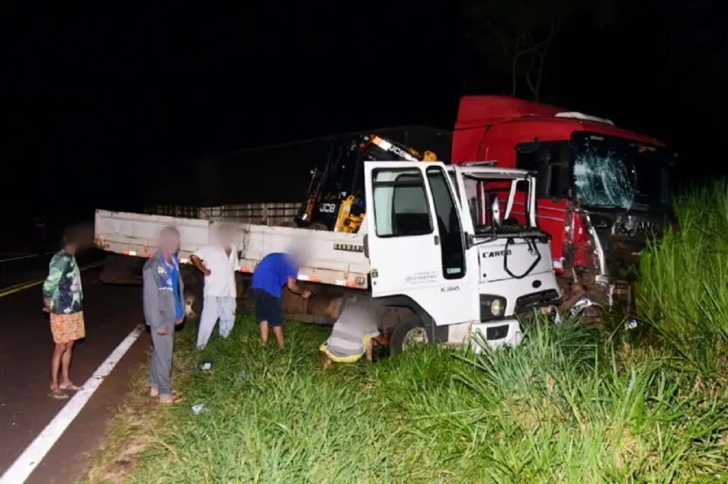 Condutor fica em estado grave após colisão entre caminhão e carreta na BR-487 em Umuarama