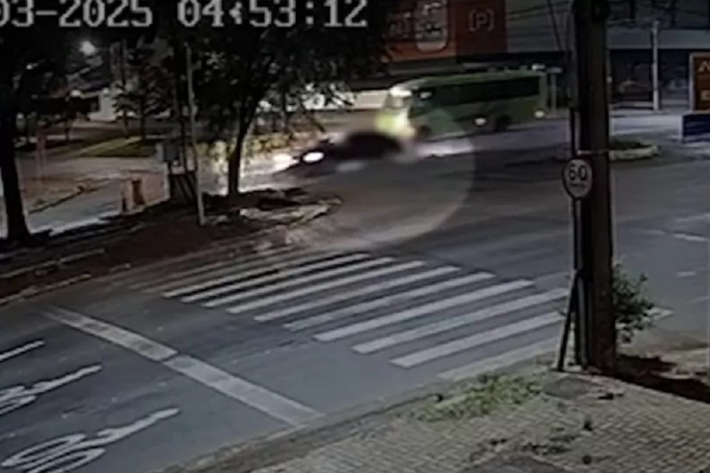 Suspeito de atropelar e matar pai e filho ainda não se apresentou à polícia; veja o vídeo