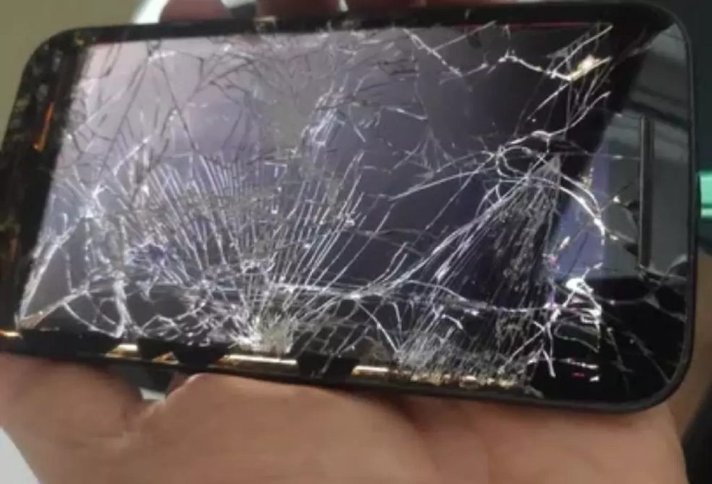 Homem é preso após jogar micro-ondas na esposa e quebra o celular dela por não receber atenção