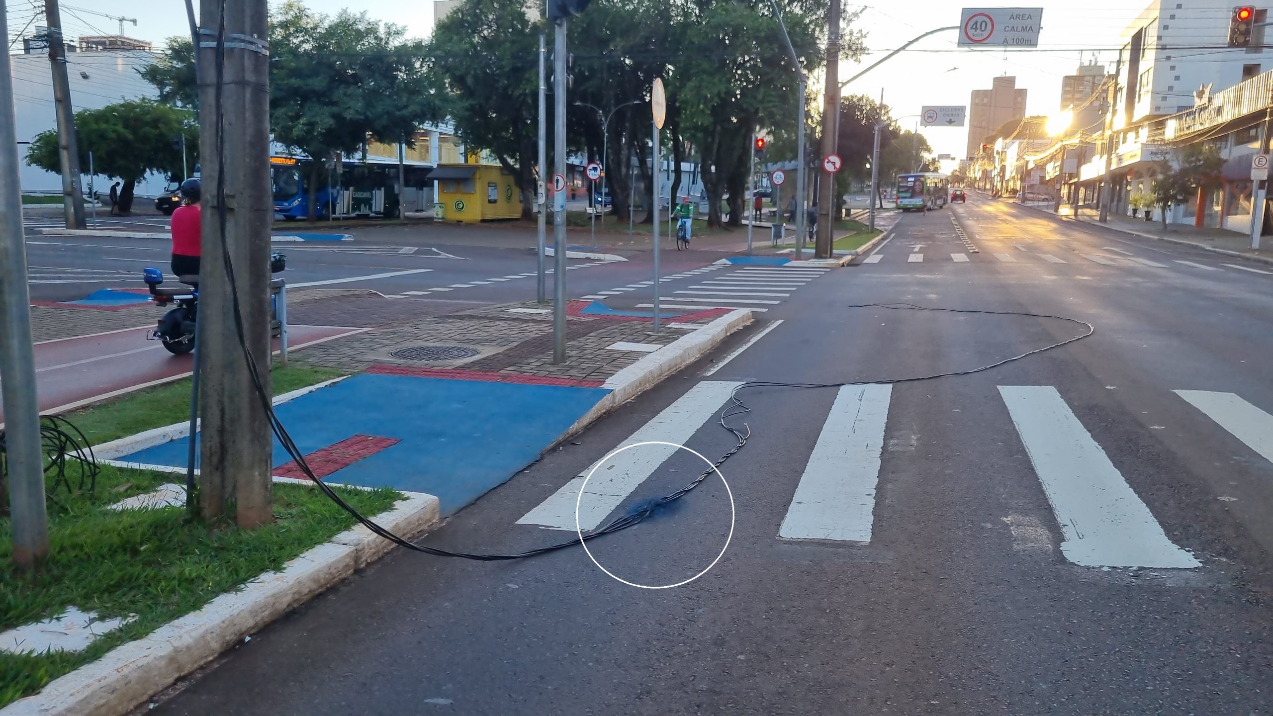 Fios soltos causam risco no Centro de Cascavel; ônibus provocam pequenos estouros ao passar por cima