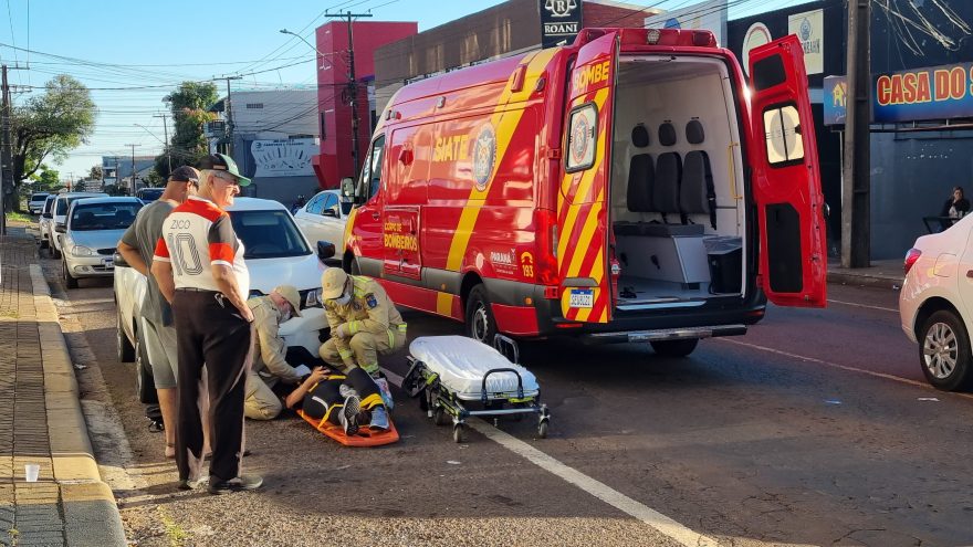 Ciclista fica ferida ao se envolver em acidente com Kwid na rua Jacarezinho