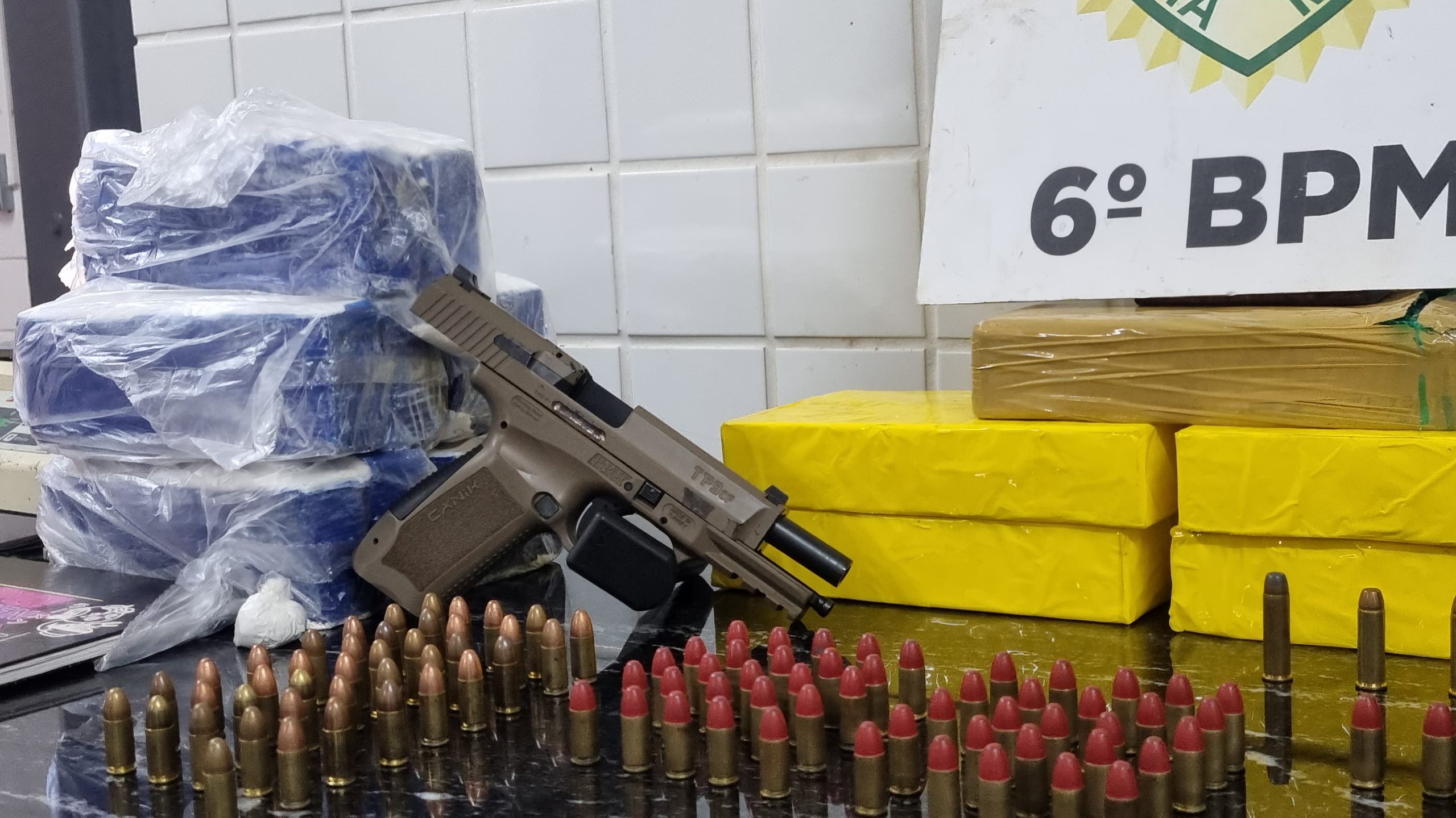Polícia Militar apreende drogas, pistola e munições durante abordagem na Avenida Piquiri