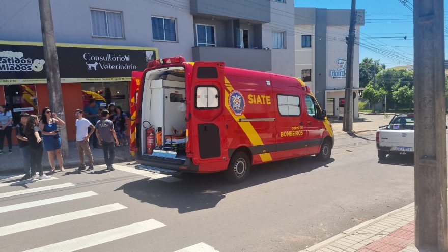 Pedestre é atropelado após colisão entre dois carros no Bairro Universitário