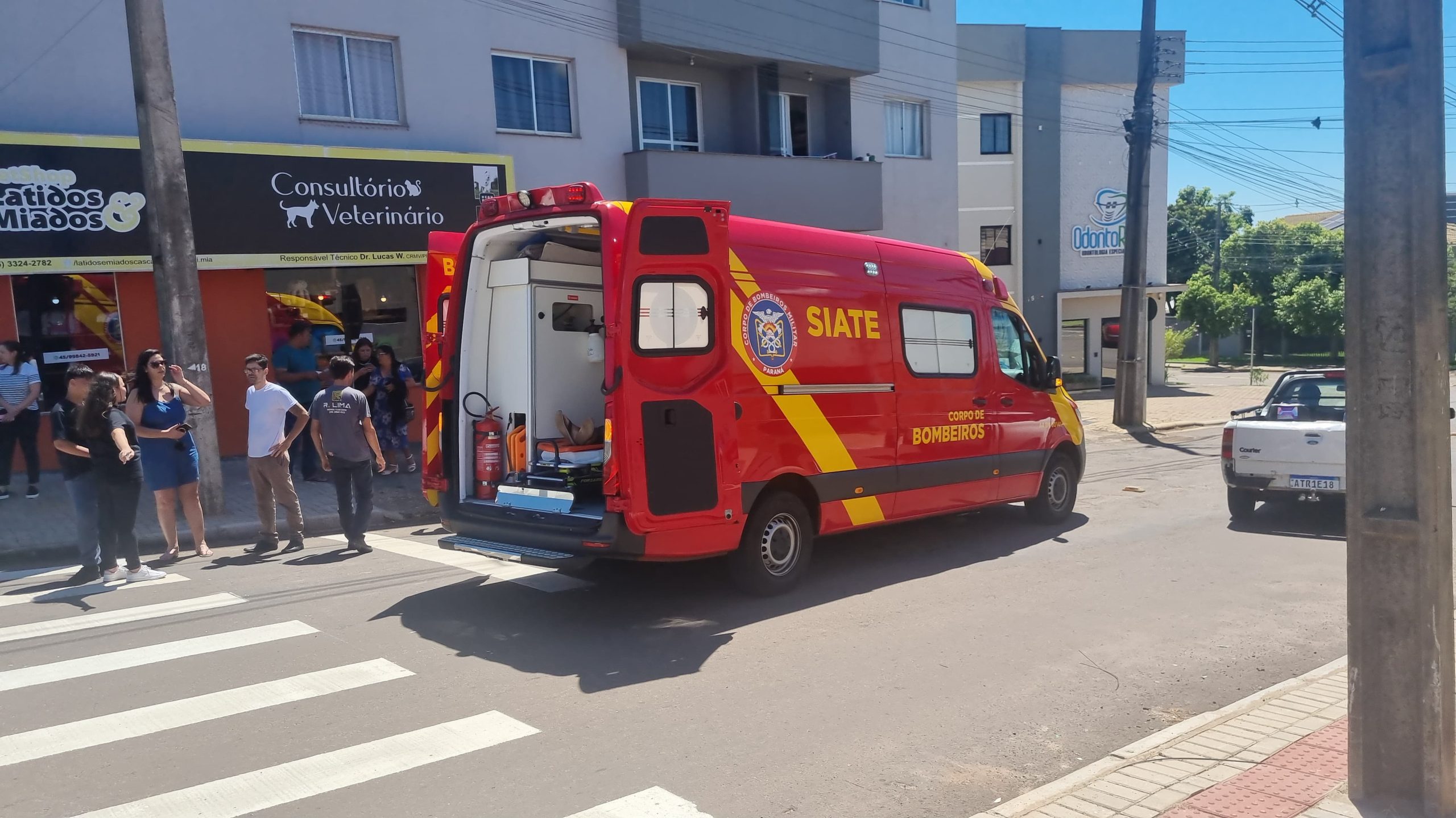 Pedestre é atropelado após colisão entre dois carros no Bairro Universitário
