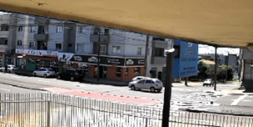Câmera registra acidente que terminou com pedestre atropelado no Universitário