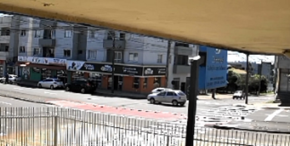 Câmera registra acidente que terminou com pedestre atropelado no Universitário