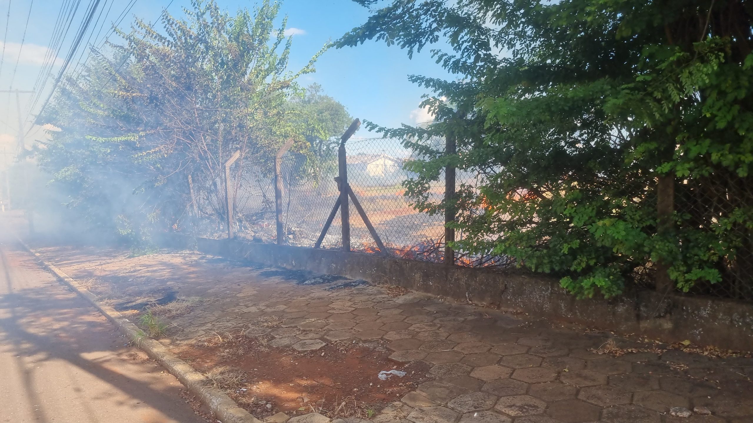 Incêndio ambiental mobiliza Corpo Bombeiros na Rua da Lapa