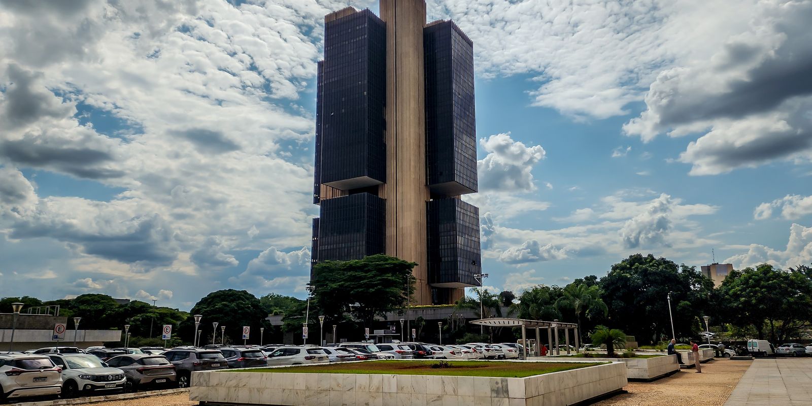 Copom eleva juros básicos da economia para 14,25% ao ano Copom eleva juros básicos da economia para 14,25% ao ano