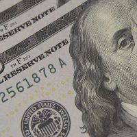 Imagem referente a Dólar cai para R$ 5,64 e fecha no menor valor desde outubro