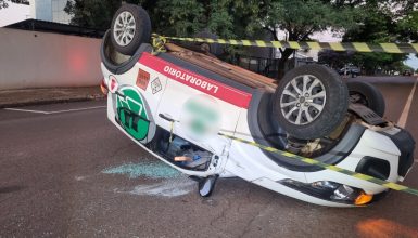 Imagem referente a Fiat Mobi capota após colisão de trânsito no Centro