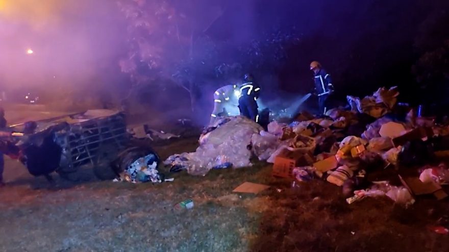 Fogo em material reciclável em terreno mobiliza equipe do Corpo de Bombeiros