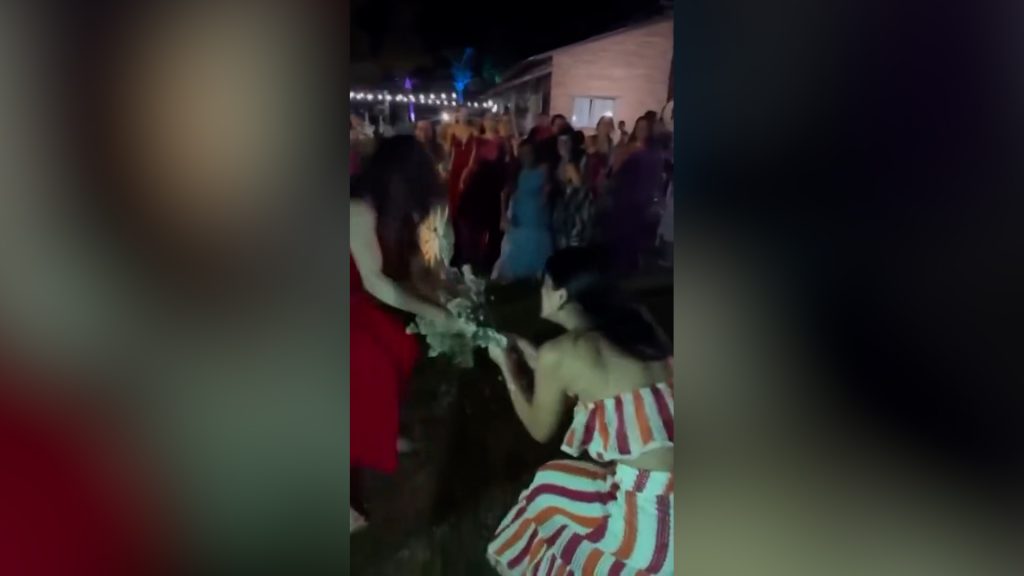 Briga entre “secretárias”? Buquê de casamento de Amado Batista é disputadíssimo; veja o vídeo Briga entre “secretárias”? Buquê de casamento de Amado Batista é disputadíssimo; veja o vídeo