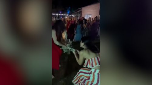 Briga entre “secretárias”? Buquê de casamento de Amado Batista é disputadíssimo; veja o vídeo Imagem referente a Briga entre “secretárias”? Buquê de casamento de Amado Batista é disputadíssimo; veja o vídeo
