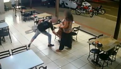 Imagem referente a Câmera mostra mulher sendo esfaqueada em estabelecimento na Avenida Carlos Gomes