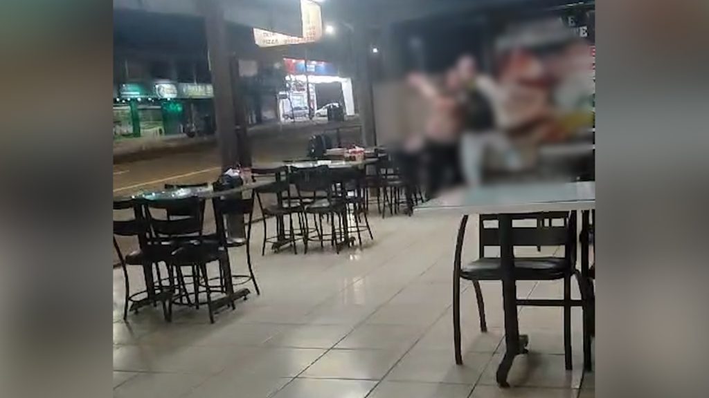 Mulher é esfaqueada em estabelecimento na Avenida Carlos Gomes em Cascavel Mulher é esfaqueada em estabelecimento na Avenida Carlos Gomes em Cascavel