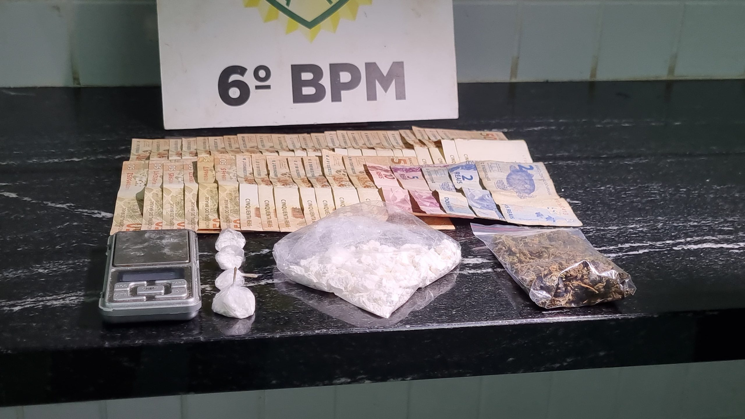 Choque detém trio envolvido com o tráfico de drogas no Bairro Esmeralda Choque detém trio envolvido com o tráfico de drogas no Bairro Esmeralda