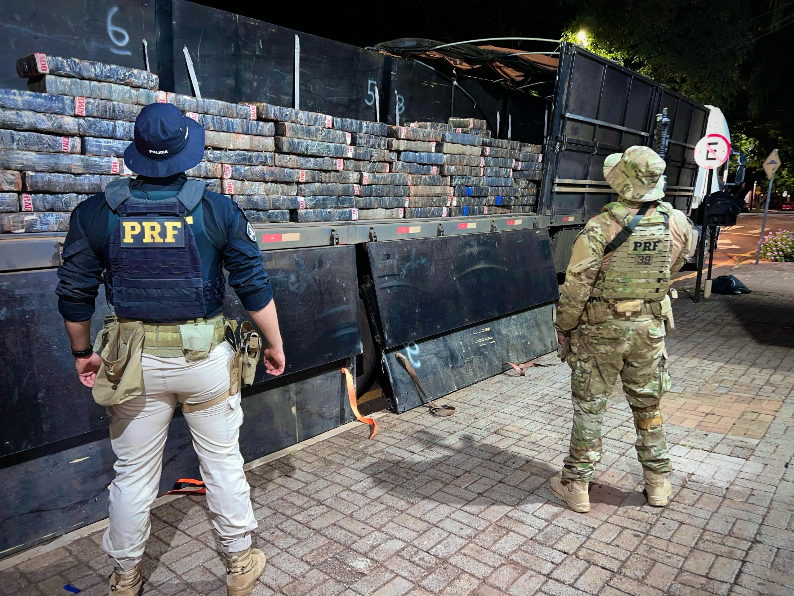 Em fuga da PRF, motorista abandona carreta carregada com 1,6 tonelada de maconha Em fuga da PRF, motorista abandona carreta carregada com 1,6 tonelada de maconha