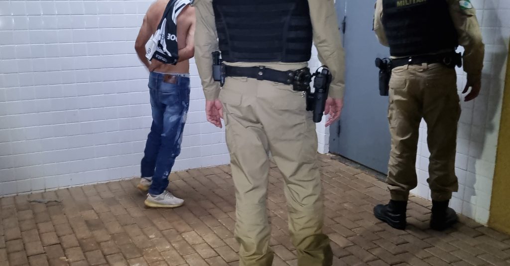 Motorista de Kadett é flagrado em zigue-zague e preso por embriaguez ao volante em Cascavel