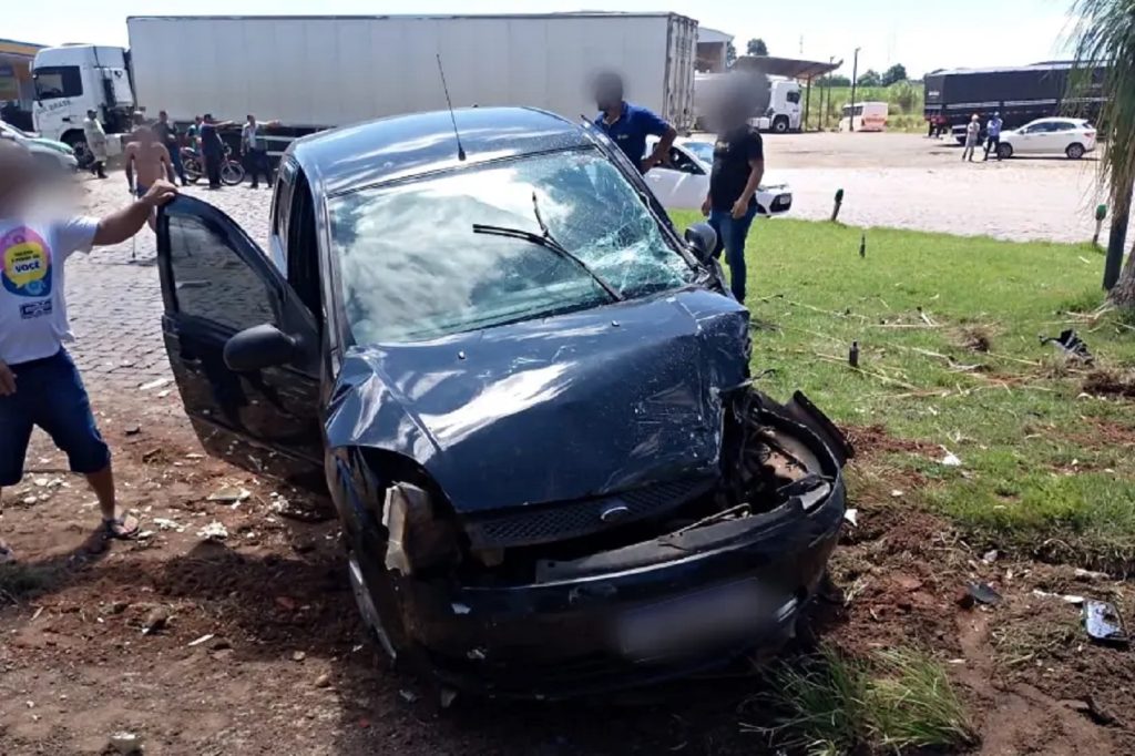 Colisão entre caminhão e carro deixa uma vítima grave na PR-323 em Tapejara