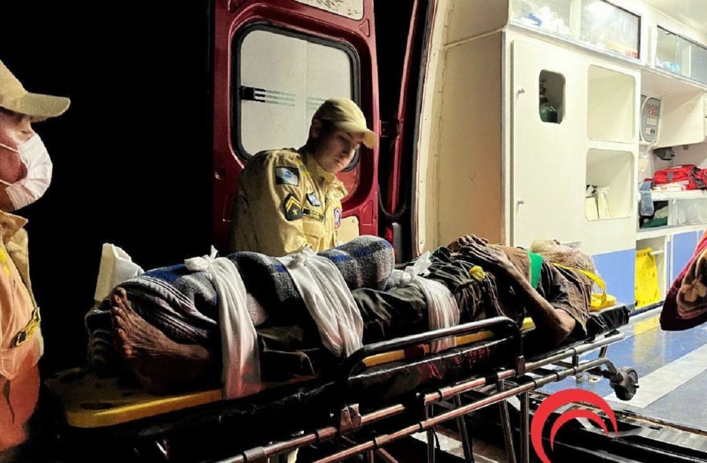 Idoso de 60 anos é socorrido após ser atropelado por moto em Foz do Iguaçu