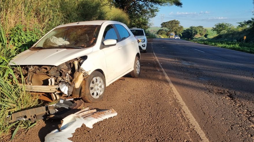 Ford Ka fica destruído em acidente de trânsito na BR-163, em Cascavel