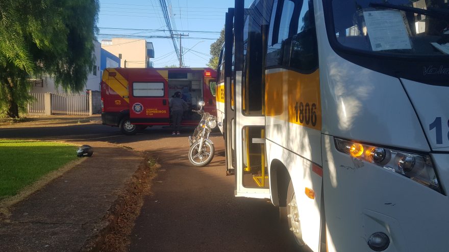 Motociclista fica ferida ao colidir com micro-ônibus no bairro Santa Cruz