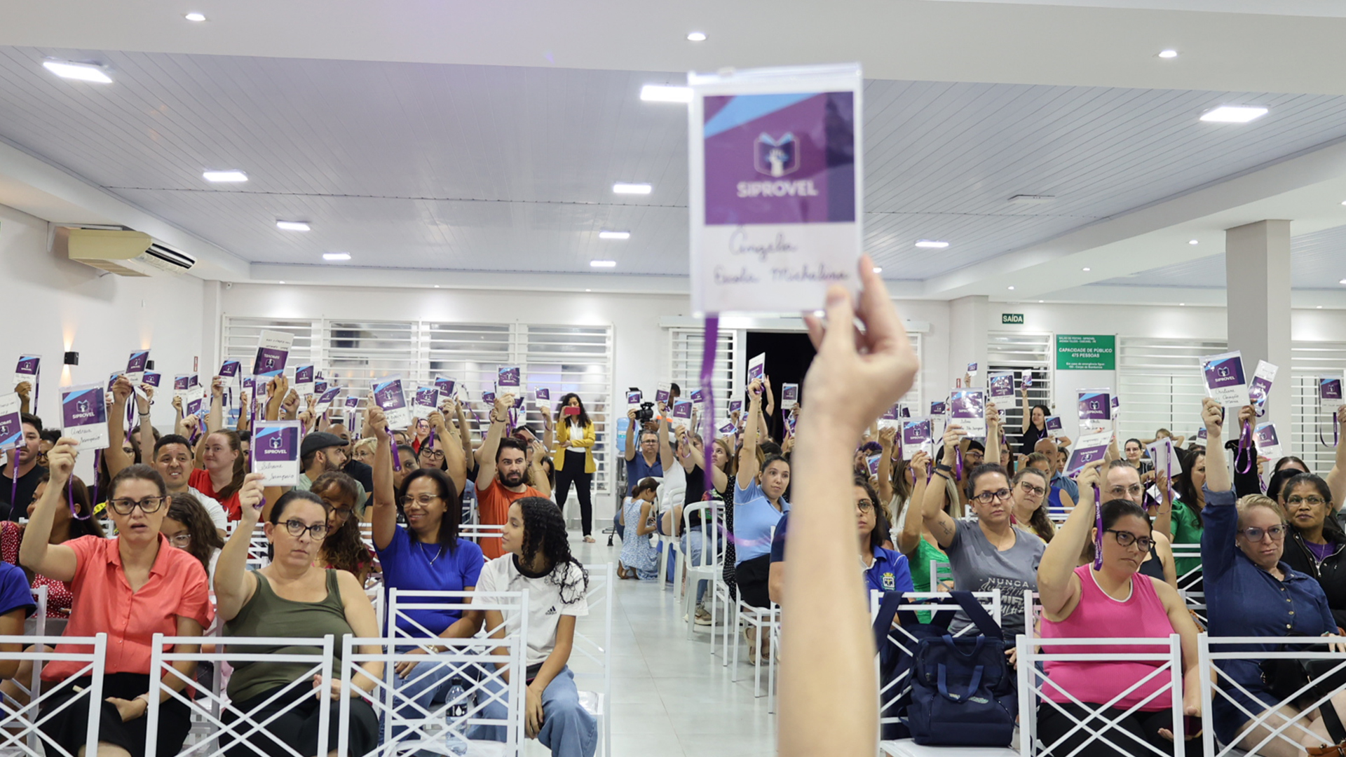 Professores aprovam reajuste de 6,27%, mas seguem cobrando perdas salariais Professores aprovam reajuste de 6,27%, mas seguem cobrando perdas salariais