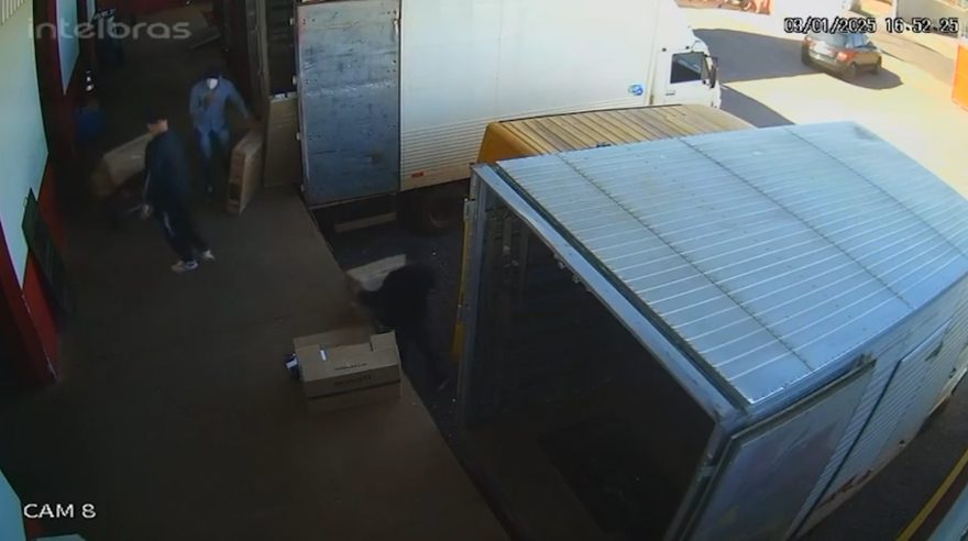 Vídeos mostram momento do roubo a transportadora em Cascavel