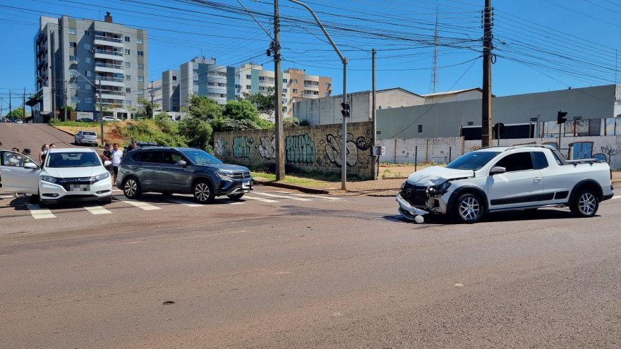 Acidente entre três veículos é registrado na Avenida Tancredo Neves